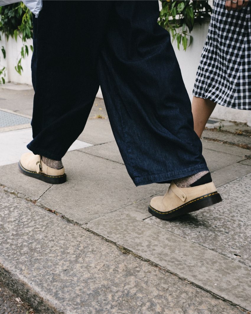 Isham Oasis Suede - Dr. Martens